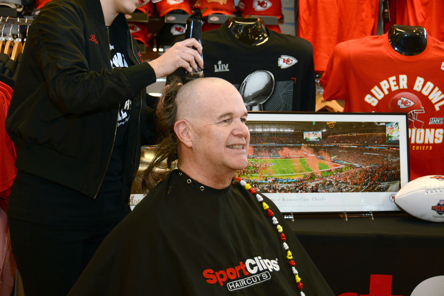 HISTORIC HAIRCUT
Diehard Kansas City Chiefs fan Loy Baker gets his head shaved days after the team’s Super Bowl victory. Baker hadn’t cut his hair in 25 years, keeping a vow he made after the Chiefs lost in the 1995 playoffs; the team had to win the title before he’d trim his locks – now a 32-inch ponytail. The crew from Sport Clips met Baker at the Rally Sports store to perform the historic cut.